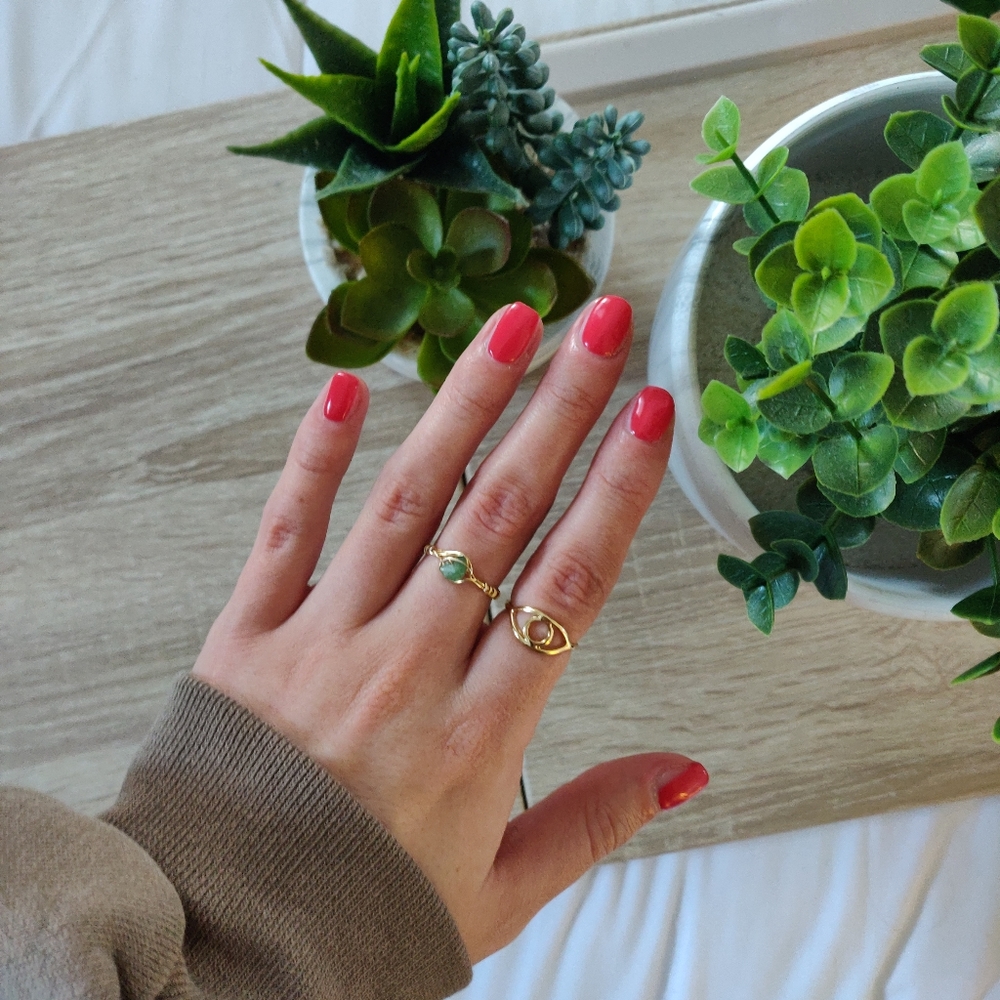 Elegant Gold and Green Women's Ring